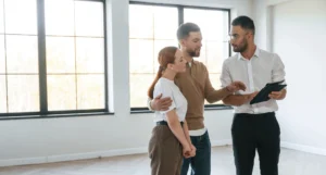 Compradores analizando una vivienda antes de comprar un piso en Fraga